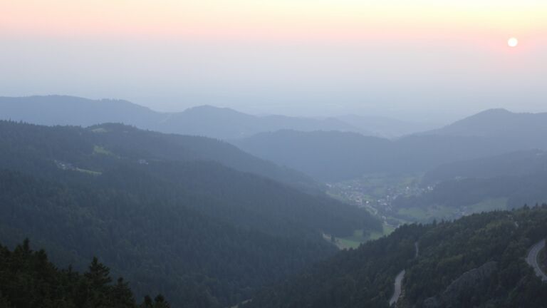Dieses Bild zeigt eine Webcam-Aufnahme vom Achertal, aufgenommen am Samstag, den 16.08.2025 um 20:30 Uhr. Die Temperatur betrug 17.4°C.