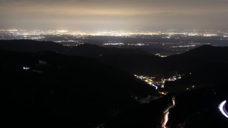Dieses Bild zeigt eine Webcam-Aufnahme vom Achertal, aufgenommen am Mittwoch, den 14.01.2026 um 21:30 Uhr. Die Temperatur betrug 5.3°C.