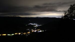 Dieses Bild zeigt eine Webcam-Aufnahme vom Achertal, aufgenommen am Freitag, den 15.05.2026 um 01:30 Uhr. Die Temperatur betrug 3.8°C.
