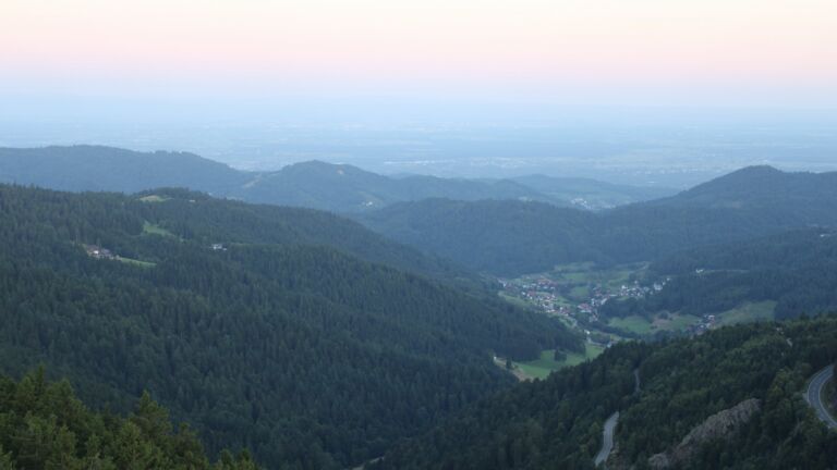 Dieses Bild zeigt eine Webcam-Aufnahme vom Achertal, aufgenommen am Montag, den 18.08.2025 um 06:30 Uhr. Die Temperatur betrug 12.6°C.