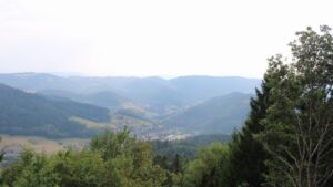 Dieses Bild zeigt eine Webcam-Aufnahme vom Achertal, aufgenommen am Sonntag, den 16.08.2026 um 17:30 Uhr. Die Temperatur betrug 28.3°C.