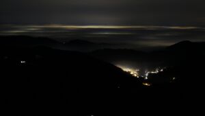 Dieses Bild zeigt eine Webcam-Aufnahme vom Achertal, aufgenommen am Samstag, den 17.01.2026 um 23:30 Uhr. Die Temperatur betrug 6.6°C.