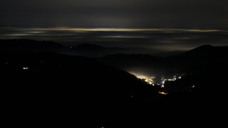 Dieses Bild zeigt eine Webcam-Aufnahme vom Achertal, aufgenommen am Samstag, den 17.01.2026 um 23:30 Uhr. Die Temperatur betrug 6.6°C.