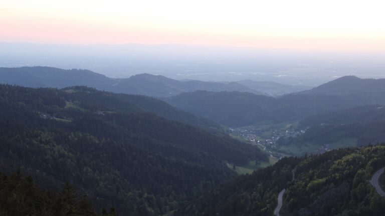 Dieses Bild zeigt eine Webcam-Aufnahme vom Achertal, aufgenommen am Freitag, den 09.05.2025 um 21:10 Uhr. Die Temperatur betrug 7.2°C.