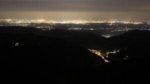 Dieses Bild zeigt eine Webcam-Aufnahme vom Achertal, aufgenommen am Samstag, den 18.10.2025 um 19:50 Uhr. Die Temperatur betrug 4.5°C.