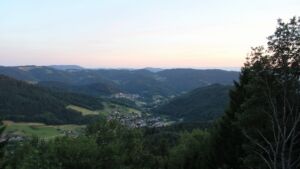 Dieses Bild zeigt eine Webcam-Aufnahme vom Achertal, aufgenommen am Montag, den 06.07.2026 um 21:30 Uhr. Die Temperatur betrug 22.2°C.