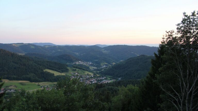 Dieses Bild zeigt eine Webcam-Aufnahme vom Achertal, aufgenommen am Montag, den 06.07.2026 um 21:30 Uhr. Die Temperatur betrug 22.2°C.