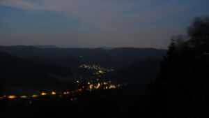 Dieses Bild zeigt eine Webcam-Aufnahme vom Achertal, aufgenommen am Sonntag, den 02.08.2026 um 05:00 Uhr. Die Temperatur betrug 18.4°C.