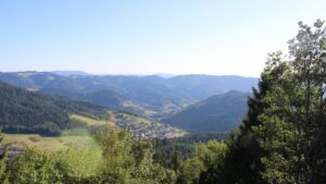 Dieses Bild zeigt eine Webcam-Aufnahme vom Achertal, aufgenommen am Dienstag, den 28.07.2026 um 18:30 Uhr. Die Temperatur betrug 32.5°C.