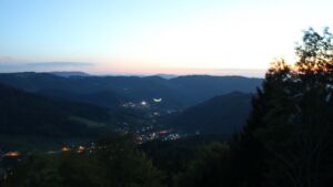 Dieses Bild zeigt eine Webcam-Aufnahme vom Achertal, aufgenommen am Dienstag, den 06.10.2026 um 19:30 Uhr. Die Temperatur betrug 17.6°C.