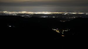 Dieses Bild zeigt eine Webcam-Aufnahme vom Achertal, aufgenommen am Samstag, den 01.11.2025 um 04:30 Uhr. Die Temperatur betrug 12°C.