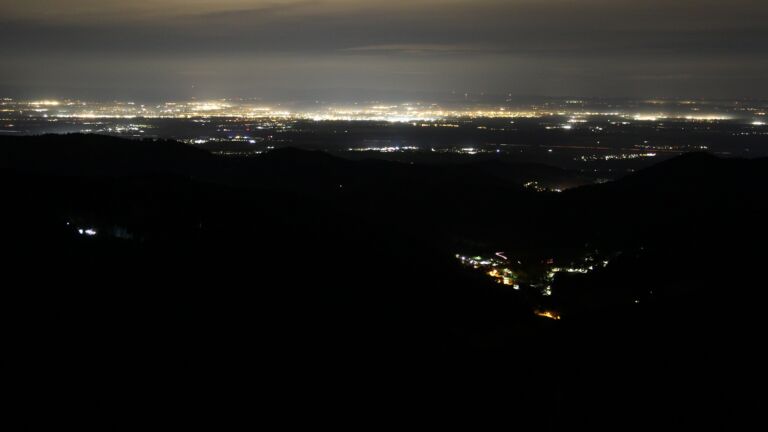 Dieses Bild zeigt eine Webcam-Aufnahme vom Achertal, aufgenommen am Samstag, den 01.11.2025 um 04:30 Uhr. Die Temperatur betrug 12°C.