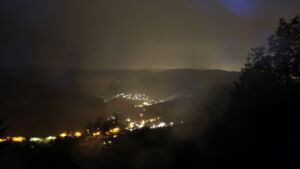 Dieses Bild zeigt eine Webcam-Aufnahme vom Achertal, aufgenommen am Freitag, den 12.06.2026 um 03:30 Uhr. Die Temperatur betrug 8.5°C.