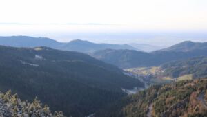 Dieses Bild zeigt eine Webcam-Aufnahme vom Achertal, aufgenommen am Montag, den 01.12.2025 um 15:10 Uhr. Die Temperatur betrug 0.5°C.