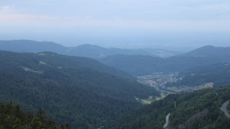 Dieses Bild zeigt eine Webcam-Aufnahme vom Achertal, aufgenommen am Freitag, den 23.05.2025 um 05:50 Uhr. Die Temperatur betrug 3.5°C.