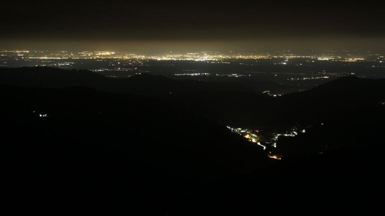 Dieses Bild zeigt eine Webcam-Aufnahme vom Achertal, aufgenommen am Montag, den 13.10.2025 um 23:00 Uhr. Die Temperatur betrug 6.5°C.
