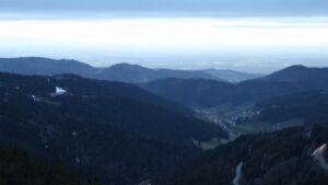 Dieses Bild zeigt eine Webcam-Aufnahme vom Achertal, aufgenommen am Samstag, den 04.04.2026 um 20:20 Uhr. Die Temperatur betrug 7.6°C.