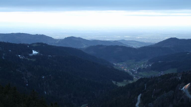 Dieses Bild zeigt eine Webcam-Aufnahme vom Achertal, aufgenommen am Samstag, den 04.04.2026 um 20:20 Uhr. Die Temperatur betrug 7.6°C.