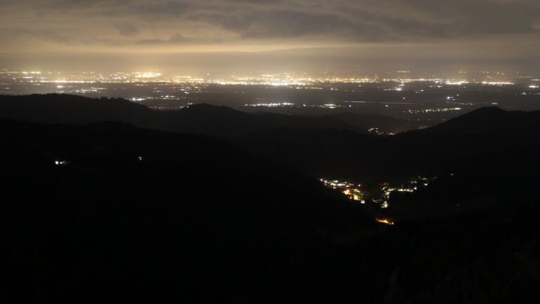 Dieses Bild zeigt eine Webcam-Aufnahme vom Achertal, aufgenommen am Montag, den 06.04.2026 um 05:00 Uhr. Die Temperatur betrug 4.2°C.