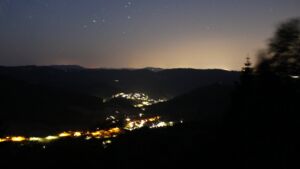 Dieses Bild zeigt eine Webcam-Aufnahme vom Achertal, aufgenommen am Dienstag, den 26.05.2026 um 03:50 Uhr. Die Temperatur betrug 21.2°C.