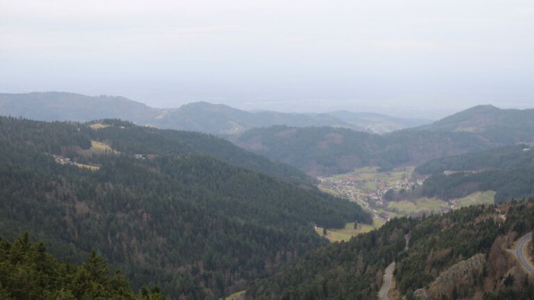 Dieses Bild zeigt eine Webcam-Aufnahme vom Achertal, aufgenommen am Freitag, den 19.12.2025 um 13:10 Uhr. Die Temperatur betrug 7.6°C.