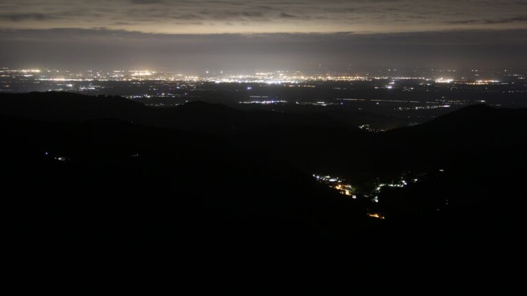 Dieses Bild zeigt eine Webcam-Aufnahme vom Achertal, aufgenommen am Freitag, den 30.05.2025 um 00:30 Uhr. Die Temperatur betrug 12.5°C.
