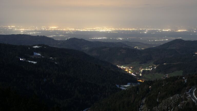 Dieses Bild zeigt eine Webcam-Aufnahme vom Achertal, aufgenommen am Freitag, den 03.04.2026 um 00:30 Uhr. Die Temperatur betrug 3.7°C.