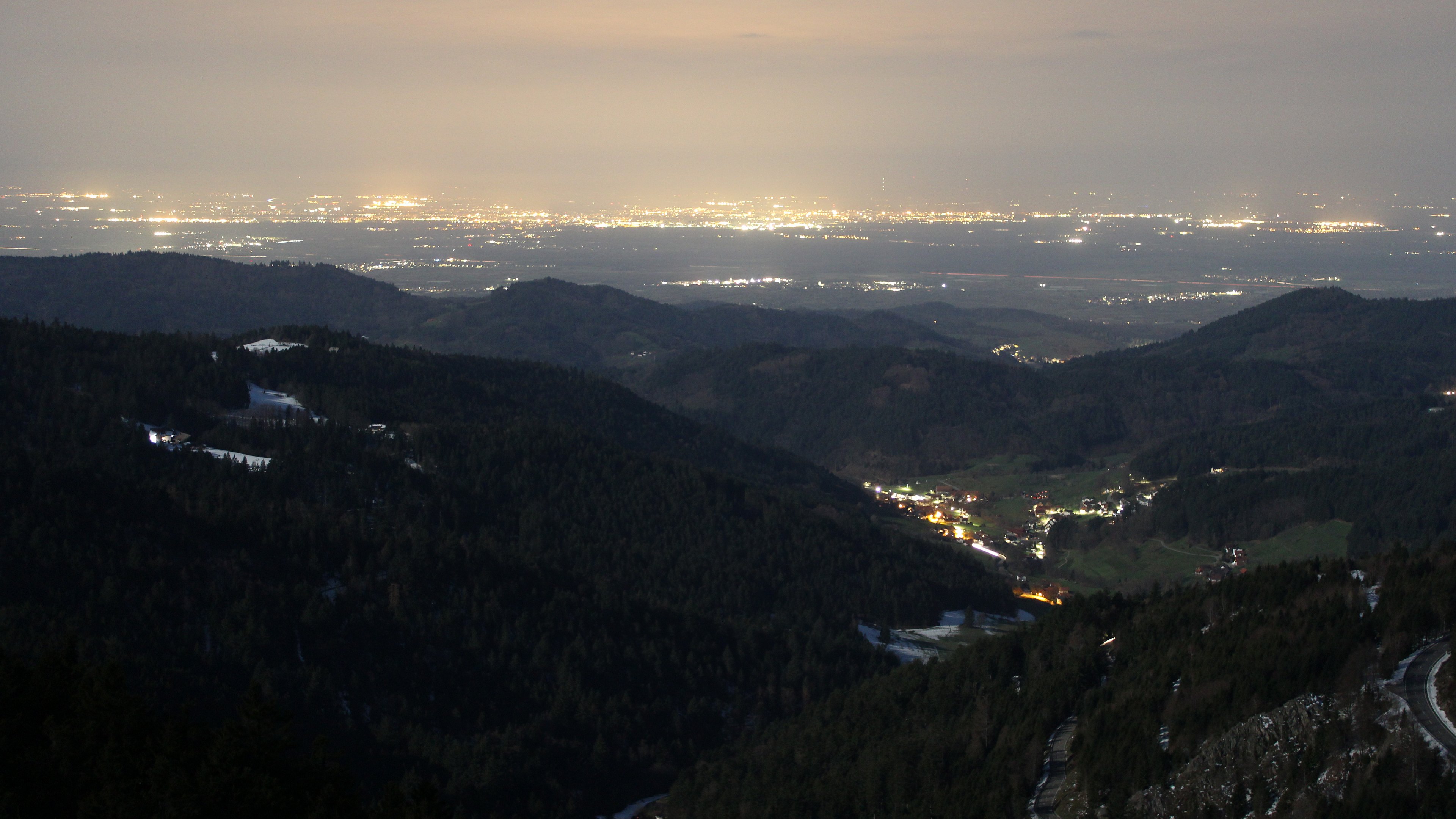 Dieses Bild zeigt eine Webcam-Aufnahme vom Achertal, aufgenommen am Freitag, den 03.04.2026 um 00:30 Uhr. Die Temperatur betrug 3.7°C.