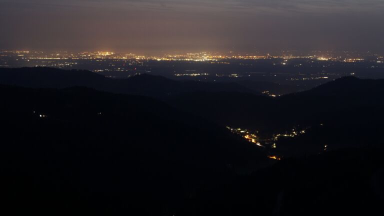 Dieses Bild zeigt eine Webcam-Aufnahme vom Achertal, aufgenommen am Mittwoch, den 13.08.2025 um 21:50 Uhr. Die Temperatur betrug 23.9°C.