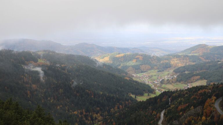 Dieses Bild zeigt eine Webcam-Aufnahme vom Achertal, aufgenommen am Freitag, den 24.10.2025 um 11:30 Uhr. Die Temperatur betrug 0.9°C.