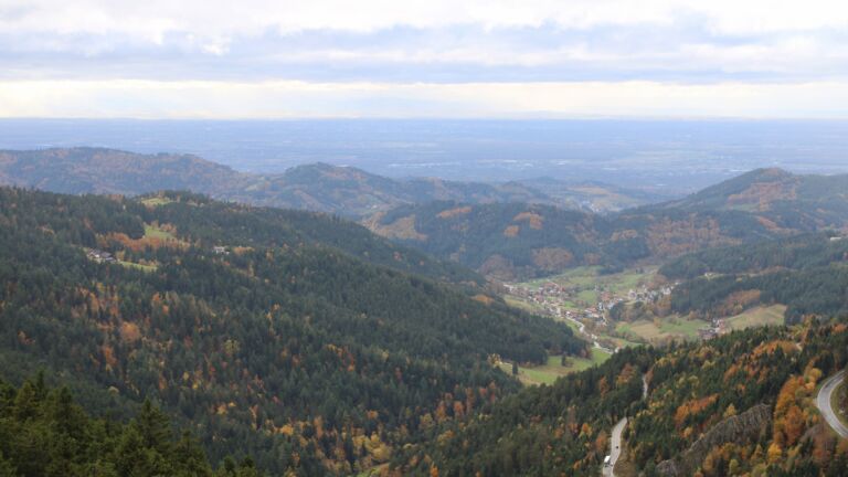 Dieses Bild zeigt eine Webcam-Aufnahme vom Achertal, aufgenommen am Donnerstag, den 23.10.2025 um 15:50 Uhr. Die Temperatur betrug 5.2°C.