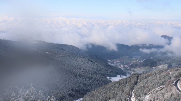 Dieses Bild zeigt eine Webcam-Aufnahme vom Achertal, aufgenommen am Freitag, den 21.11.2025 um 12:00 Uhr. Die Temperatur betrug -4.2°C.