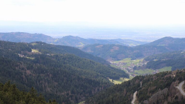 Dieses Bild zeigt eine Webcam-Aufnahme vom Achertal, aufgenommen am Sonntag, den 05.04.2026 um 15:30 Uhr. Die Temperatur betrug 11.3°C.