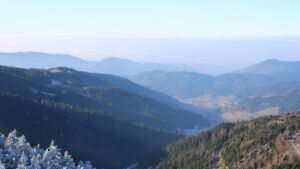 Dieses Bild zeigt eine Webcam-Aufnahme vom Achertal, aufgenommen am Freitag, den 26.12.2025 um 13:00 Uhr. Die Temperatur betrug 2.4°C.