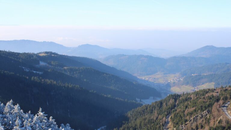 Dieses Bild zeigt eine Webcam-Aufnahme vom Achertal, aufgenommen am Freitag, den 26.12.2025 um 13:00 Uhr. Die Temperatur betrug 2.4°C.