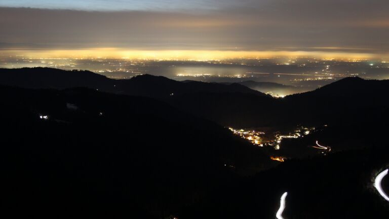 Dieses Bild zeigt eine Webcam-Aufnahme vom Achertal, aufgenommen am Donnerstag, den 05.02.2026 um 18:50 Uhr. Die Temperatur betrug 2.4°C.