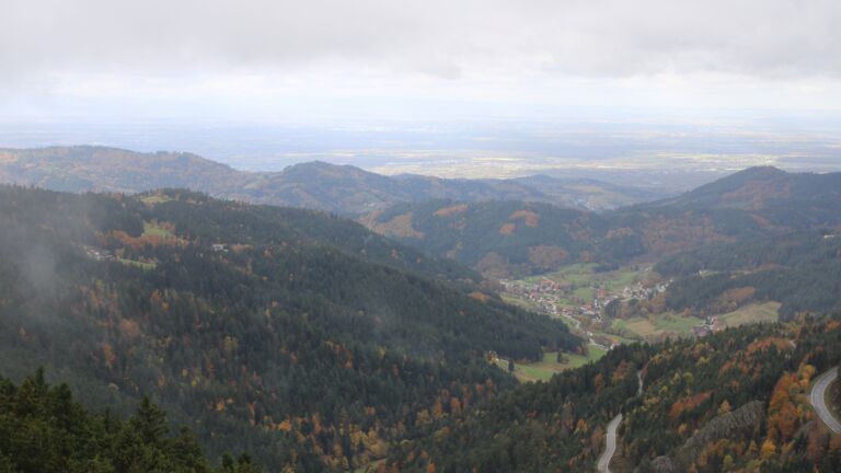 Dieses Bild zeigt eine Webcam-Aufnahme vom Achertal, aufgenommen am Freitag, den 24.10.2025 um 13:20 Uhr. Die Temperatur betrug 1.8°C.