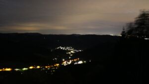 Dieses Bild zeigt eine Webcam-Aufnahme vom Achertal, aufgenommen am Freitag, den 23.10.2026 um 03:30 Uhr. Die Temperatur betrug 8.5°C.