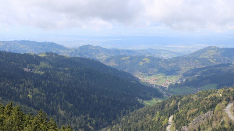 Dieses Bild zeigt eine Webcam-Aufnahme vom Achertal, aufgenommen am Sonntag, den 19.04.2026 um 13:10 Uhr. Die Temperatur betrug 7.9°C.