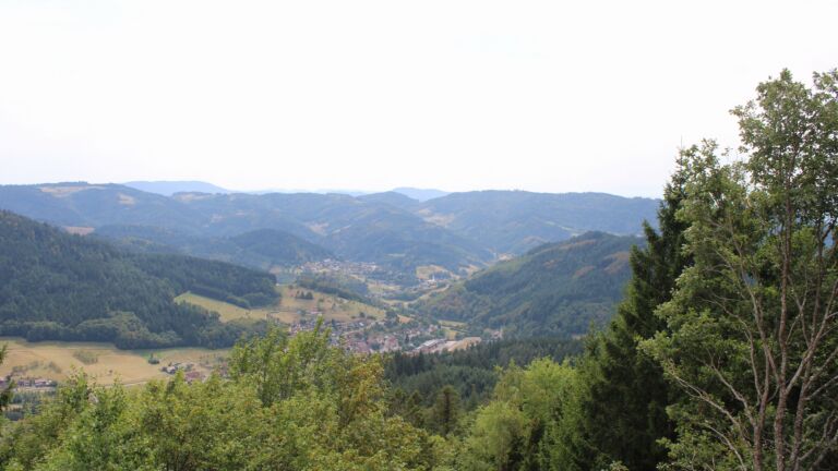 Dieses Bild zeigt eine Webcam-Aufnahme vom Achertal, aufgenommen am Samstag, den 15.08.2026 um 15:30 Uhr. Die Temperatur betrug 28.3°C.