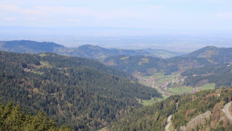 Dieses Bild zeigt eine Webcam-Aufnahme vom Achertal, aufgenommen am Freitag, den 17.04.2026 um 11:10 Uhr. Die Temperatur betrug 14.4°C.