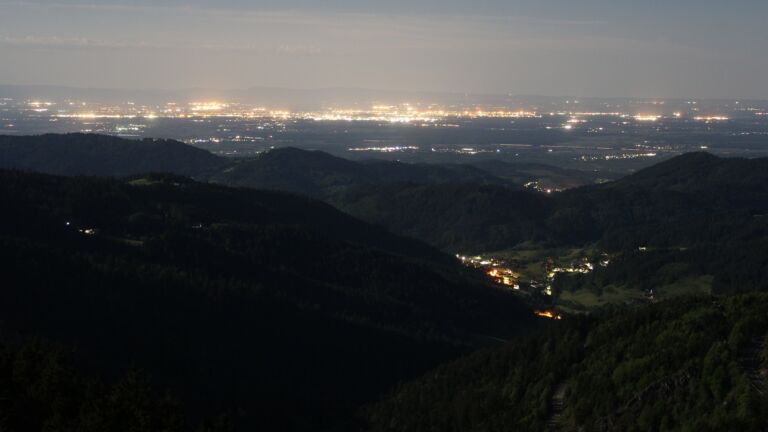 Dieses Bild zeigt eine Webcam-Aufnahme vom Achertal, aufgenommen am Montag, den 12.05.2025 um 01:30 Uhr. Die Temperatur betrug 10.2°C.