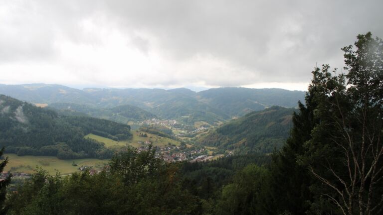 Dieses Bild zeigt eine Webcam-Aufnahme vom Achertal, aufgenommen am Freitag, den 28.08.2026 um 13:10 Uhr. Die Temperatur betrug 17.9°C.