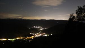 Dieses Bild zeigt eine Webcam-Aufnahme vom Achertal, aufgenommen am Samstag, den 10.10.2026 um 22:00 Uhr. Die Temperatur betrug 8.3°C.