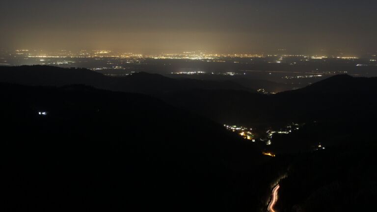 Dieses Bild zeigt eine Webcam-Aufnahme vom Achertal, aufgenommen am Dienstag, den 10.03.2026 um 04:00 Uhr. Die Temperatur betrug 10.2°C.