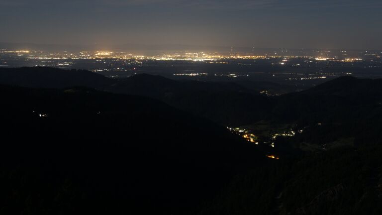 Dieses Bild zeigt eine Webcam-Aufnahme vom Achertal, aufgenommen am Freitag, den 08.08.2025 um 00:30 Uhr. Die Temperatur betrug 18.5°C.