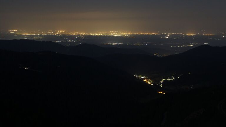 Dieses Bild zeigt eine Webcam-Aufnahme vom Achertal, aufgenommen am Donnerstag, den 19.06.2025 um 03:30 Uhr. Die Temperatur betrug 17.1°C.