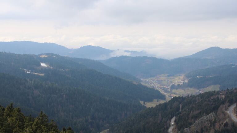 Dieses Bild zeigt eine Webcam-Aufnahme vom Achertal, aufgenommen am Montag, den 09.02.2026 um 13:40 Uhr. Die Temperatur betrug 2.7°C.