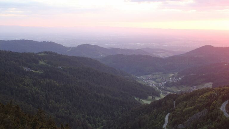 Dieses Bild zeigt eine Webcam-Aufnahme vom Achertal, aufgenommen am Freitag, den 16.05.2025 um 21:00 Uhr. Die Temperatur betrug 9.4°C.