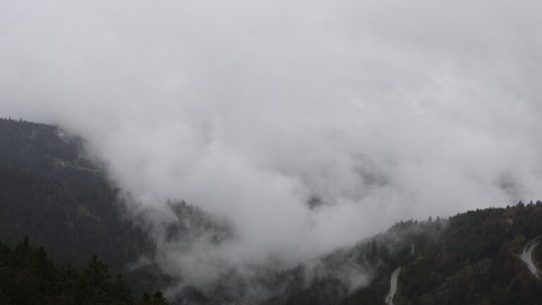 Dieses Bild zeigt eine Webcam-Aufnahme vom Achertal, aufgenommen am Sonntag, den 12.04.2026 um 16:30 Uhr. Die Temperatur betrug 2°C.